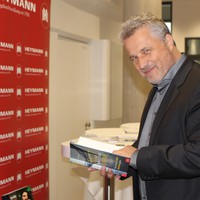 Vorstand Mike Rebbin beim Blick ins Buch