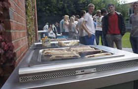 Der Verein spendet "Super-Grill" für die Gemeinschaft